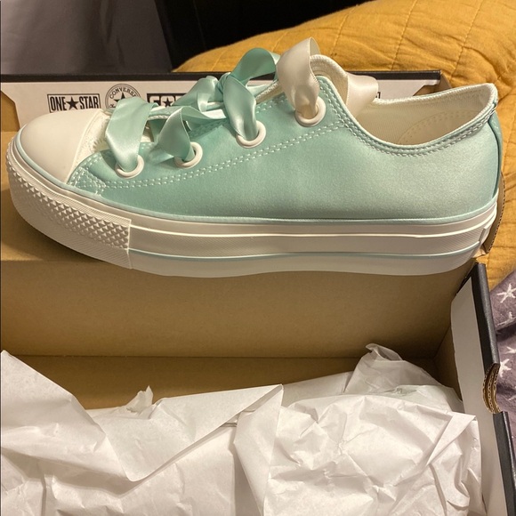 Converse Green Canvas Sneakers with White Sole - Picture 1 of 4